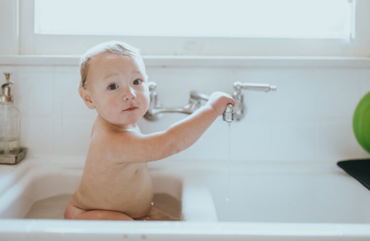 Få en god oplevelse babybadet – R.B.'s